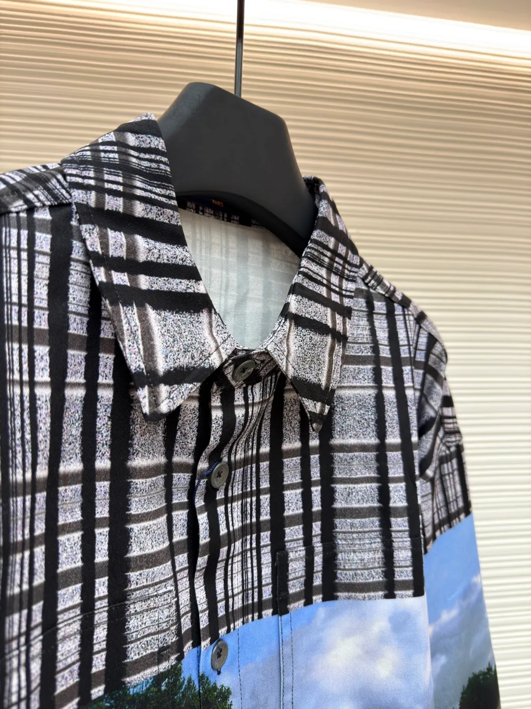 LOUIS VUITTON plaid stills printed shirt ●Original version: 13100 purchased and developed ●Item number: 1681280-B70 ●Fabric: cotton twill gauze fabric ●Technology: printing process ●Color: color printing ●Version: fitted version ●Weight: about 505 grams ●Size: XS-S-M-L ●Description: The fabric is made of [21s*16s Cotton twill gauze card], [warp and weft density 128*60], purchased the Y version [scanning flower positions to make printing drawings], using [semi-bleached cloth], paper pattern positioning flowers in each position to perfectly restore the Y version flower position, using [digital paint direct injection printing technology] printing, [laser burning] precise cutting Cut-out pieces, front and rear panels [horizontal line counterpoint flowers], front panel [restored flowers], double front patch pockets all [restored flowers], back panel + collar + collar line [vertical stripes counterpoint flowers], the entire garment requires extremely high accuracy in the printing package, and comes with [glossy topcoat square holes with logo hand-stitched buttons]. The overall wiring is straight and delicate, the fabric is comfortable and soft, and the color is consistent without color difference. It can be matched with the same style to create a fashionable look and control various occasions. Customized accessories, complete with three standards, same style for men and women!